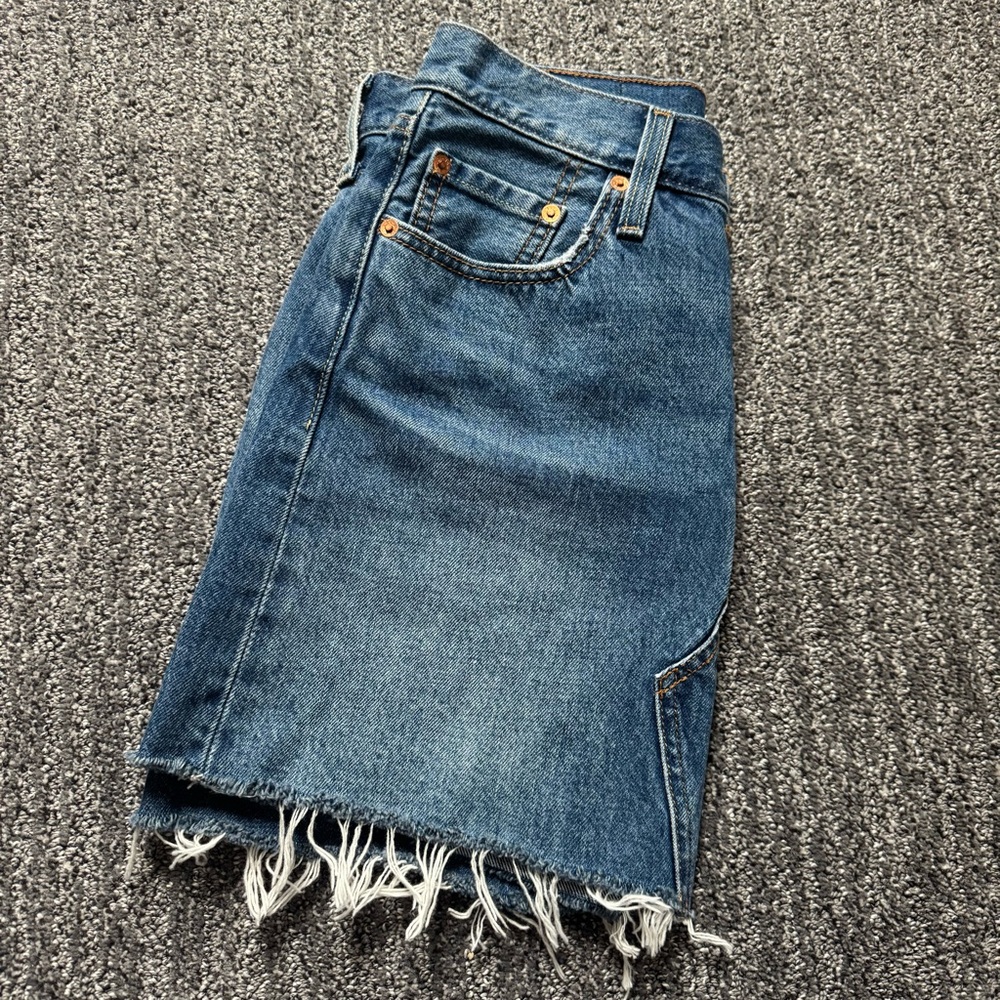 Levi’s Denim Deconstructed Mini Skirt w/ Raw Hem Size 26 Boho Y2K Indie 80s 90s - Picture 4 of 9